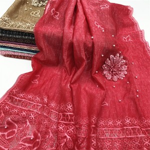 The whole lace scarf has strong integrity and high density