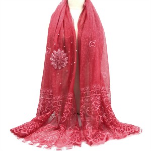 The whole lace scarf has strong integrity and high density