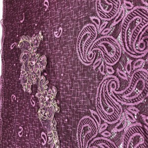 The whole lace scarf is elegant and flexible, light and artistic