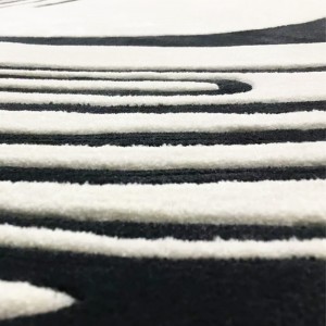 Сладък черно-бял вълнен килим с неправилна форма