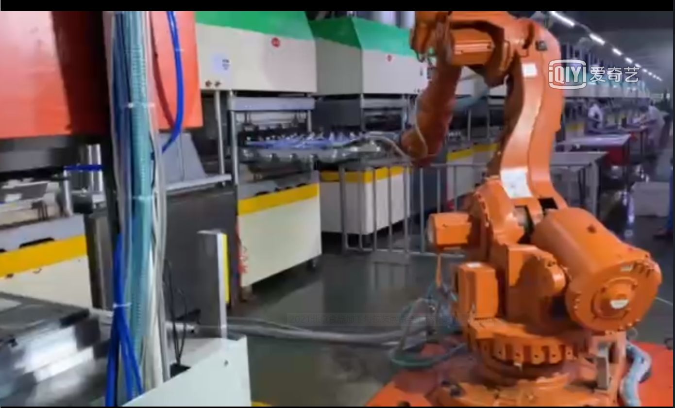 Robot arm for semi automatic pulp molding tableware machine
