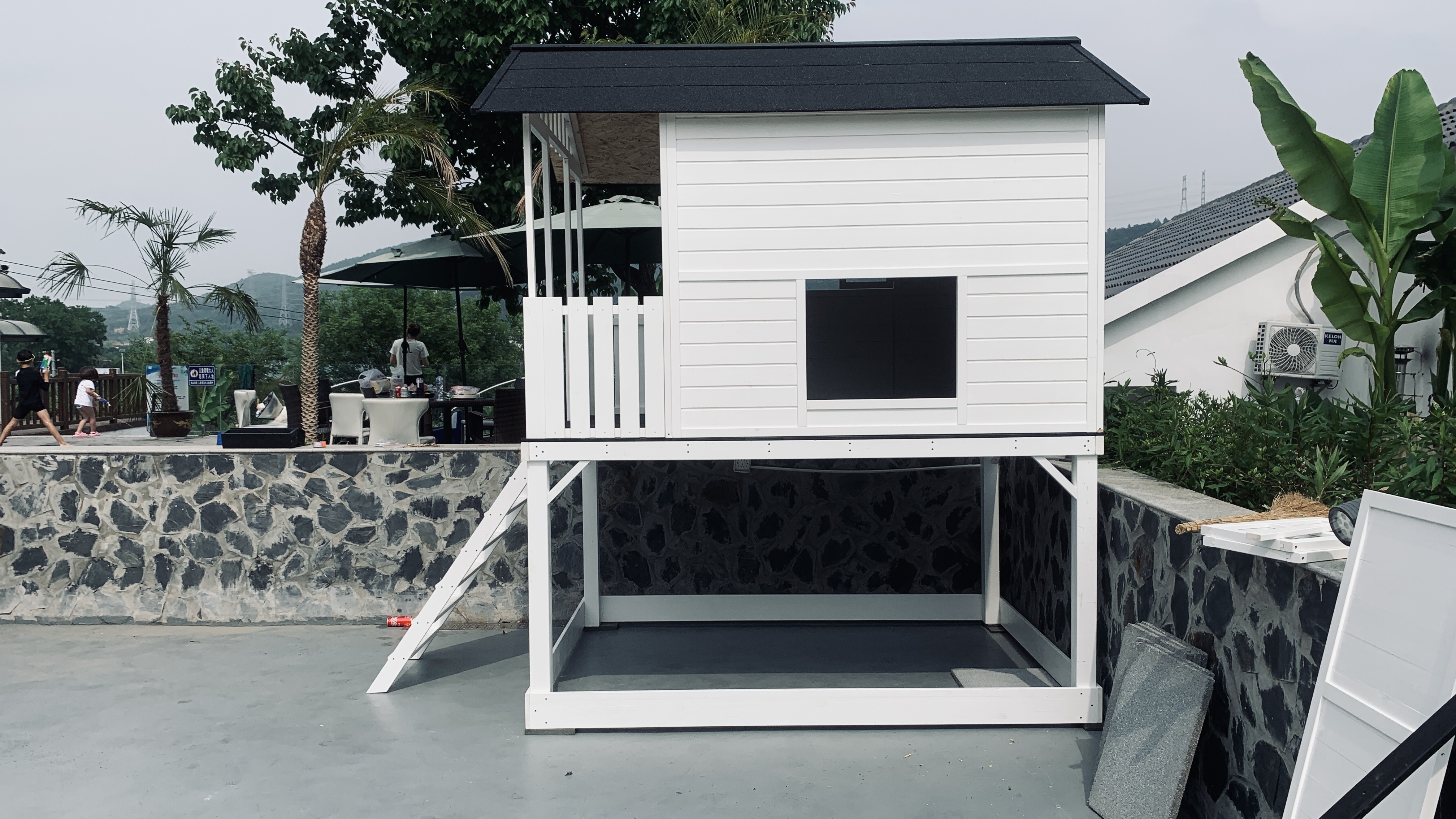 Why choose water-based paint on the surface of the playhouse?