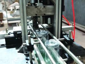 Automatický stroj na řezání hrdla plastových pet lahví