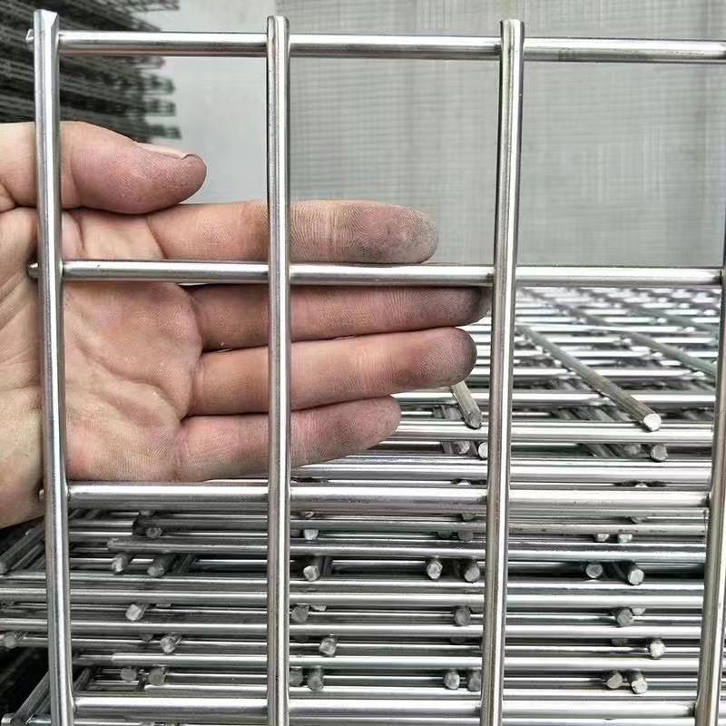 Galvanized Welded Steel Metal Wire Mesh Fence Panel (1)
