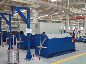 Metal wire wet-type drawing machine