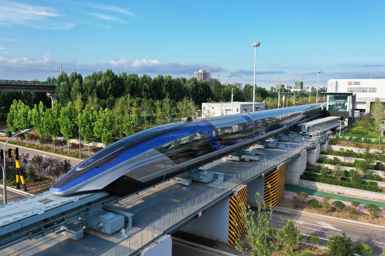 The world’s first! What is the experience of “flying close to the ground”? The high-speed maglev transportation system at a speed of 600 kilometers per hour rolls off the assembly...
