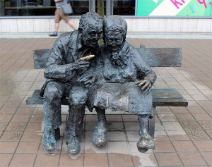 Custom Made Life Size Metal Bronze Sitting On Bench Age Couple Statues Sculptures For Sale