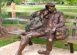 Garden Outdoor Decorative Bronze Man And Wife Ornament Love Couple Statue Sitting On Bench Sculpture
