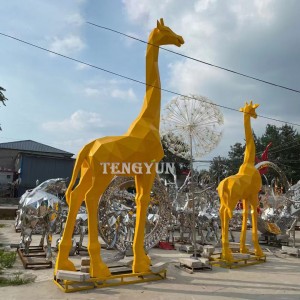 Outdoor Metal Mirror Polished Stainless Steel Giraffe Geometric Sculpture For Sale