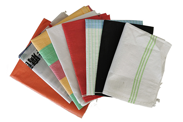 Οι υφαντές τσάντες είναι κατασκευασμένες από υλικό