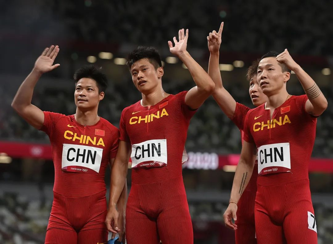The first medal in the history for the Chinese relay team