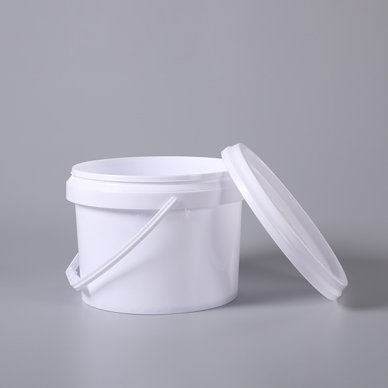 Food grade plastic bucket with lid and handle (2)