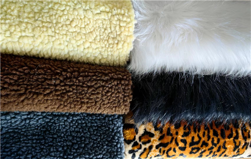 11,600 meters of artificial fur fabric are packed into a 40-foot-high container.