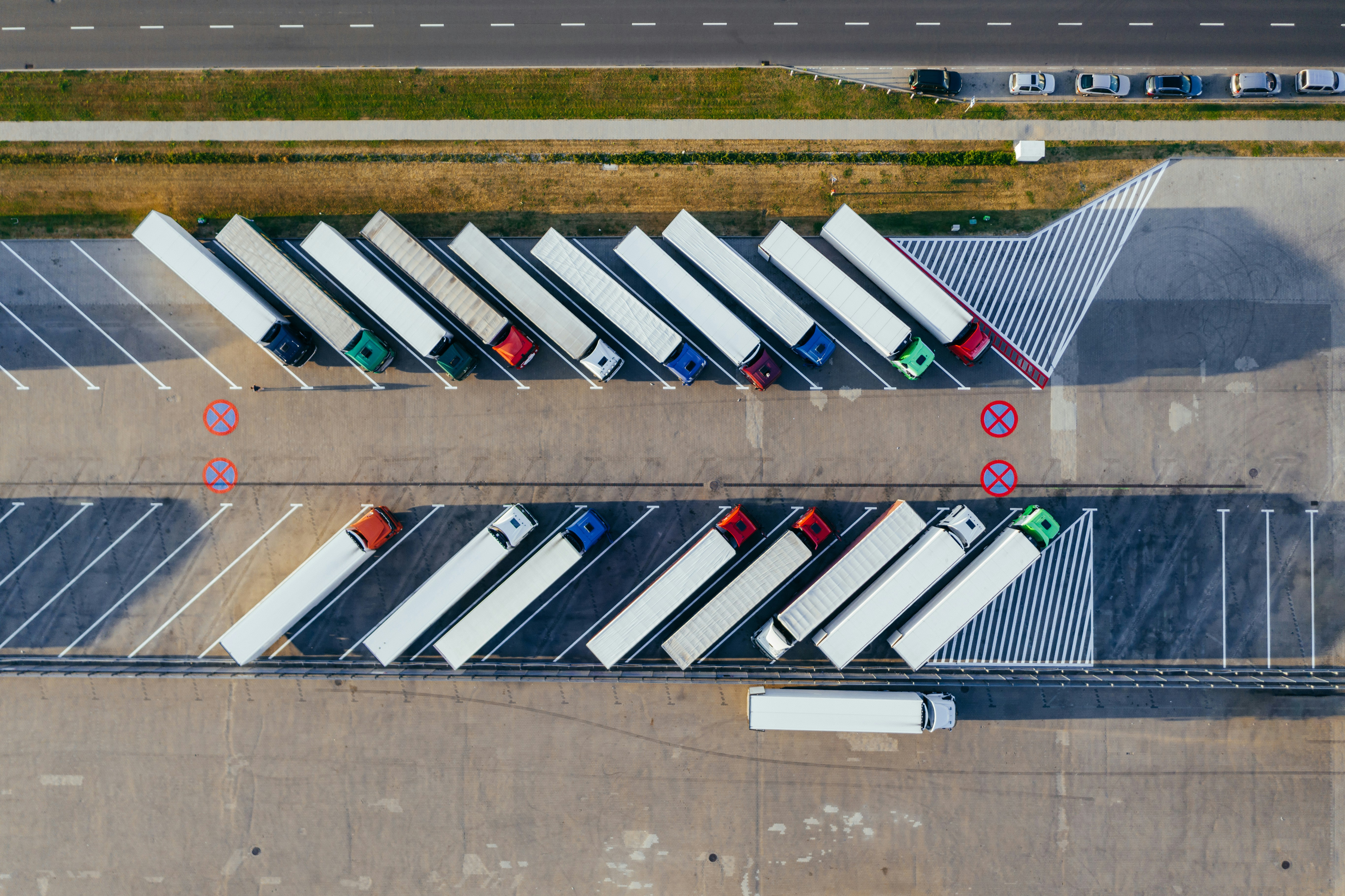 2021 मध्ये, ट्रकिंग क्षमतेतील क्रंच आणि मालवाहतुकीचे दर वाढण्याविरुद्ध शिपर्स प्रदीर्घ संघर्षात गुंतले होते.