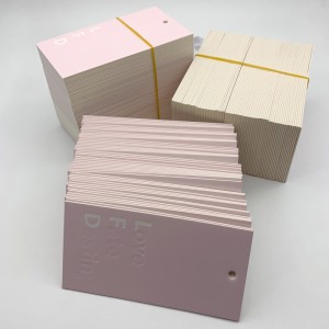 Els accessoris d'etiquetes de roba d'impressió de gravat de paper recobert rosa de 800 g admeten la personalització