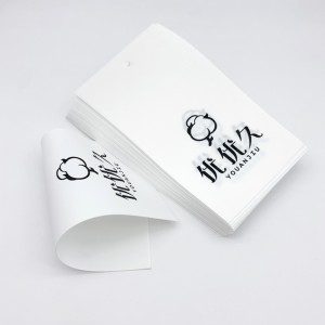 အမျိုးသမီးအထည်ချုပ်အတွက် High end soft Matte PVC ချိတ်ဆွဲတံဆိပ်ပါ ပစ္စည်းအသစ်