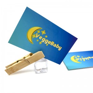 Прилагодено изработени визит-картички со име, го приспособуваат производителот на маркетинг картички
