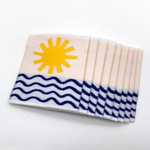 Cuci su modelli di fascino personalizzati etichette per collo in tessuto lavabile con logo per abbigliamento
