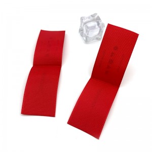 Etiquetas de tecido impressas com fita vermelha personalizada de design gratuito para roupas com símbolos de cuidados de lavagem