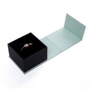Zestaw do pakowania pierścieni w zielonym pudełku z biżuterią