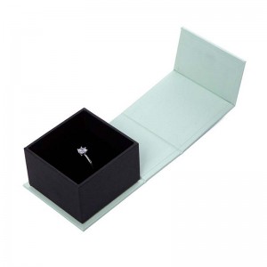 Zestaw do pakowania pierścieni w zielonym pudełku z biżuterią