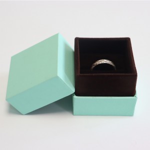 Кутија за паковање са прстеном за накит