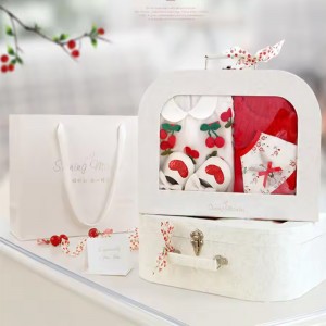 Magnetic gift box with handle
