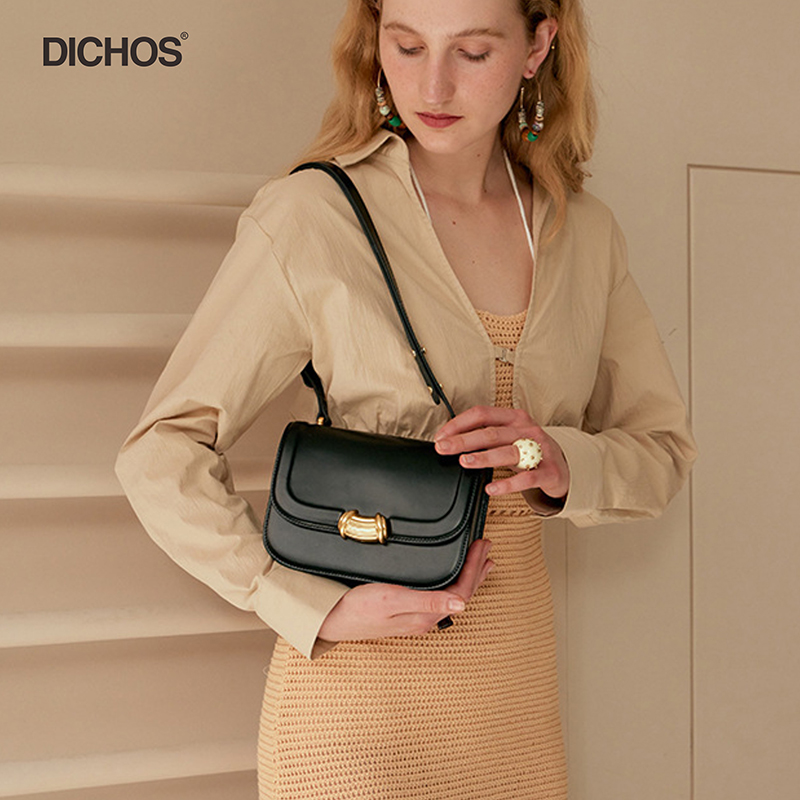 How do women’s bags match clothes? How important is the color choice of the bag?
