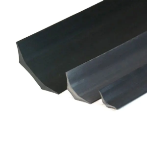 PVC skirting board for connection of homogeneous flooring