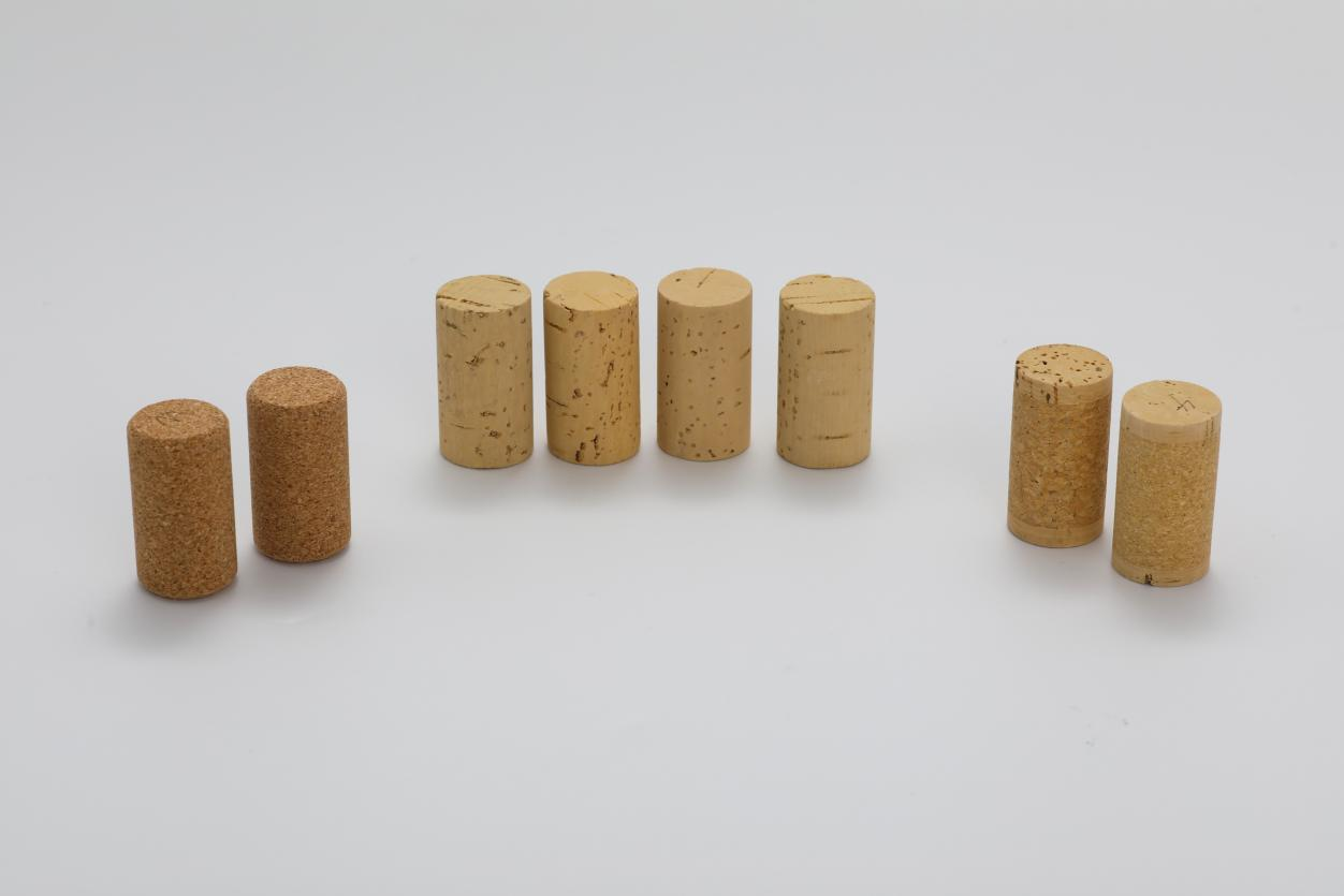 How to open a cork skillfully