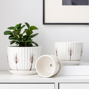 Elevate u vostru giardinu cù vasi è fioriere in ceramica eleganti