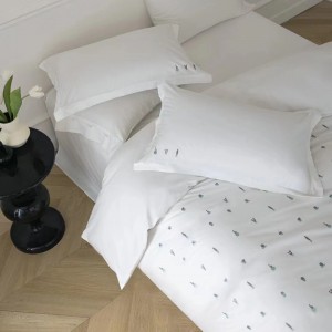 100% памучен сатен Бял комплект спално бельо с малка декорация и бродерия Комплект чаршафи Персонализиран