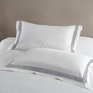 طقم ملاءة سرير 300TC من القطن الأبيض بنسبة 100% غطاء لحاف مطرز بأربعة خطوط