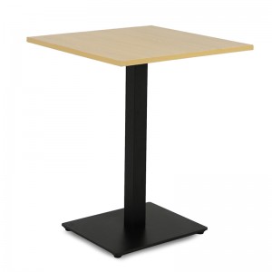 Kwadratowy stół z drewnianym blatem do kawiarni i restauracji