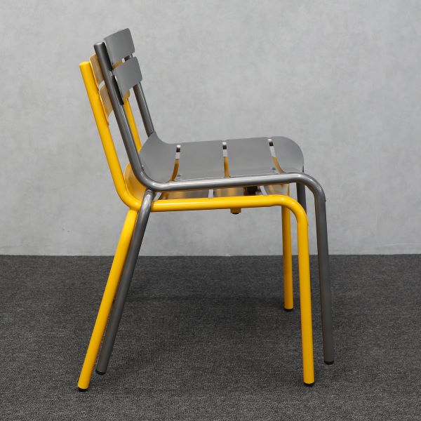 Silla y mesa para muebles de exterior de material de acero metálico