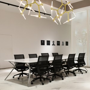 Cadeira ergonômica preta para sala de reuniões de escritório