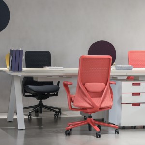 Ergonomiczne krzesło biurowe znanego projektanta w pełnym kolorze ze średnim oparciem