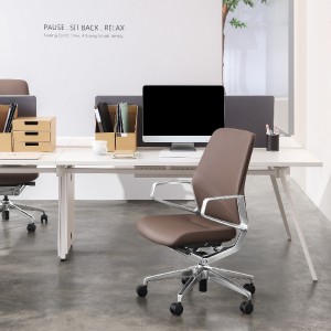 Cadeira de escritório de couro com parte traseira média para escritório