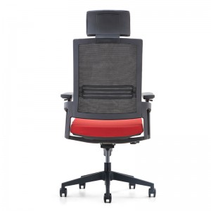 Удобное офисное кресло с кожаным подголовником