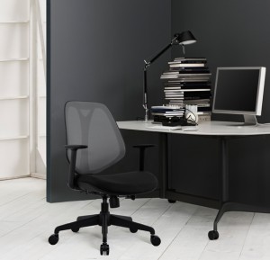 Cadeira de escritório ergonômica com almofada de tecido laranja com parte traseira em malha cinza