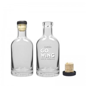200 мл прозрачна стъклена бутилка за алкохол и коркова запушалка