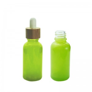 बांस ड्रॉपर कैप के साथ 30 मिलीलीटर हरा फ्रॉस्टेड ग्लास आवश्यक तेल ड्रॉपर बोतल