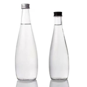 Botella de refresco de vidrio vacía con tapa