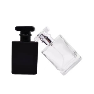 Plochá štvorcová fľaštička na parfum s rozprašovačom, zahrnutá (čierna + biela)