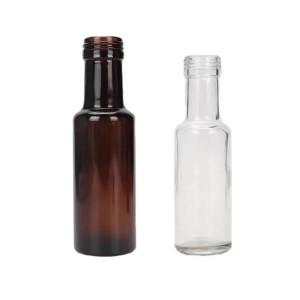 Стаклени шишиња со проѕирно маслиново масло за храна