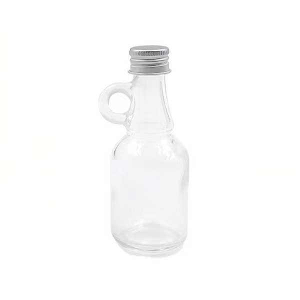 Mini pequena garrafa transparente de uísque e vodca com álcool