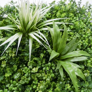 UV การผลิตพลาสติกใบพืช Faux Boxwood สีเขียวใบแผงหญ้าประดิษฐ์ผนังสำหรับงานแต่งงานกลางแจ้ง Decor