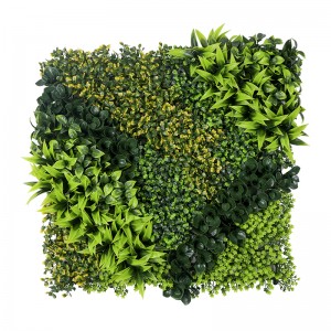 Pystysuuntainen puutarha muovinen vihreä ruohoseinäkasvi taustalla Keinotekoiset hedge-puksipaneelit