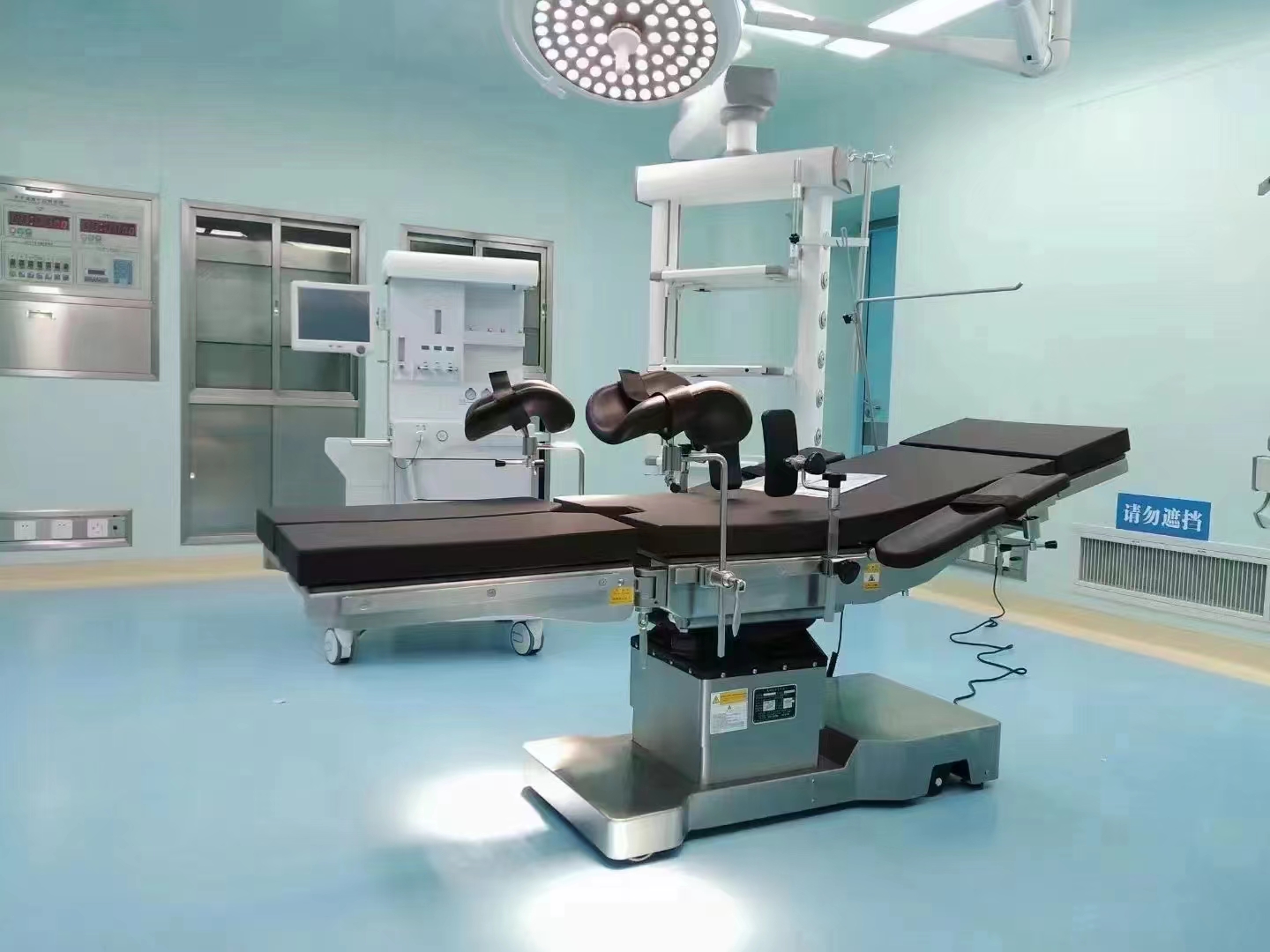 A bed used in hospital operating rooms