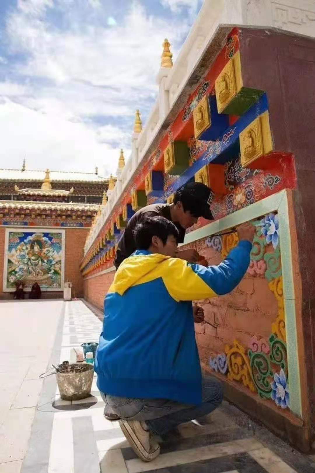 Luminous tiles, self luminous tiles and luminous waist lines have been applied to the construction of Tibetan temples in Tibet
